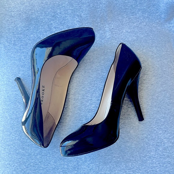 Audrey Brooke Shoes - Audrey Brooke black patent leather pumps. 8m‎